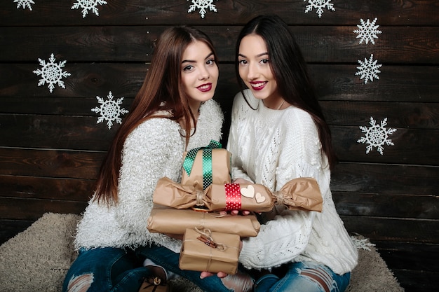 Portret van twee vrij jonge vrouwen met kerstmisgiften