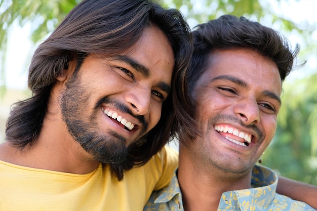 Portret van twee vrolijke Indiase vrienden op een buitenplaats