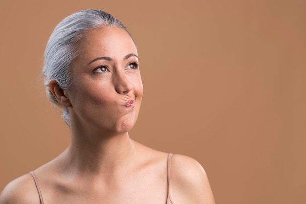 Portret van twijfelachtige oudere vrouw