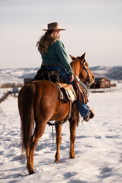 Portret van veedrijfster op een paard