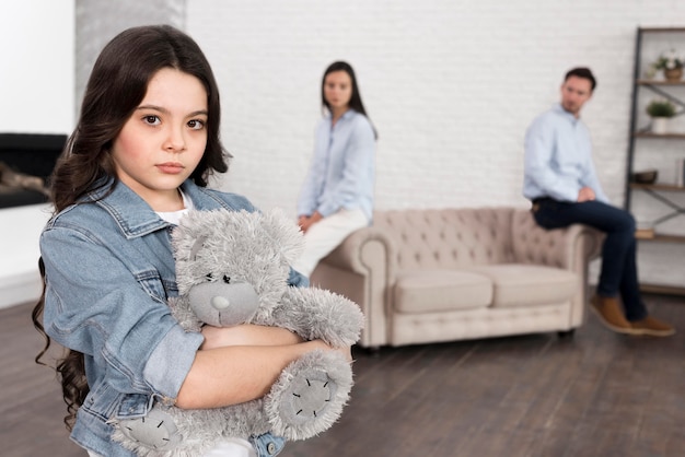 Portret van verdrietig meisje met teddybeer