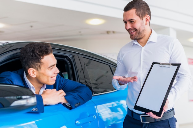 Portret van verkoper in het autohandel drijven