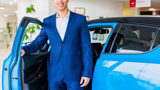 Portret van verkoper in het autohandel drijven