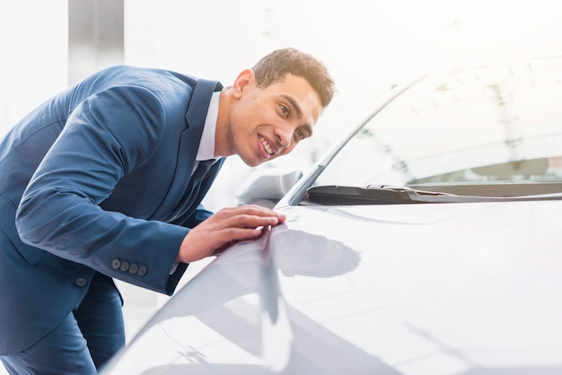 Gratis foto portret van verkoper in het autohandel drijven