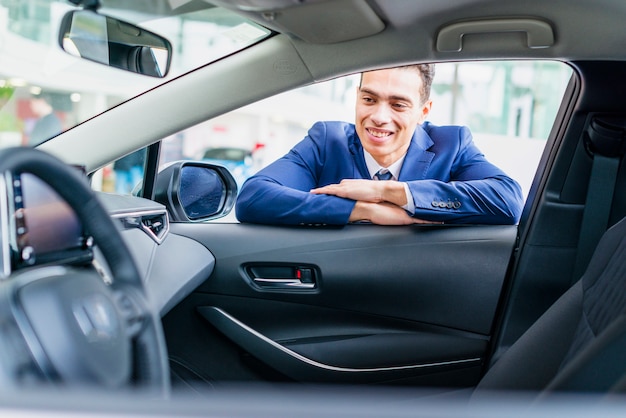 Portret van verkoper in het autohandel drijven