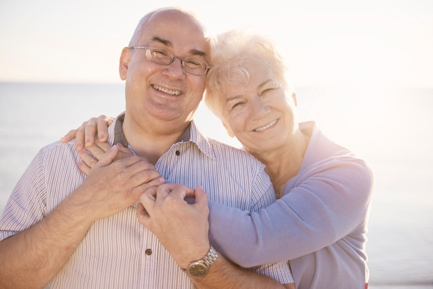 Portret van verliefde senioren op het strand