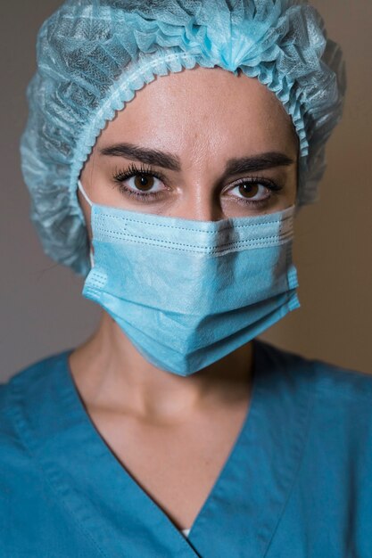Portret van verpleegster die een medisch masker draagt