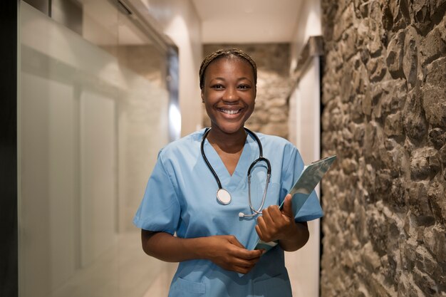 Portret van verpleegster in scrubs in de kliniek