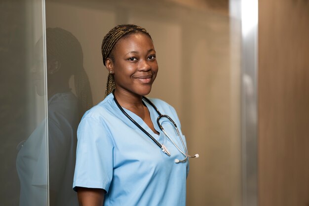 Portret van verpleegster in scrubs in de kliniek