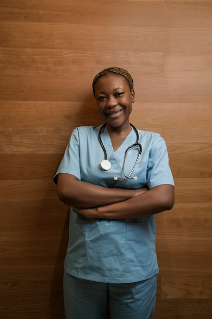 Portret van verpleegster in scrubs in de kliniek