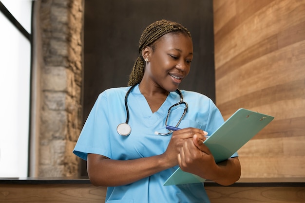 Portret van verpleegster in scrubs in de kliniek