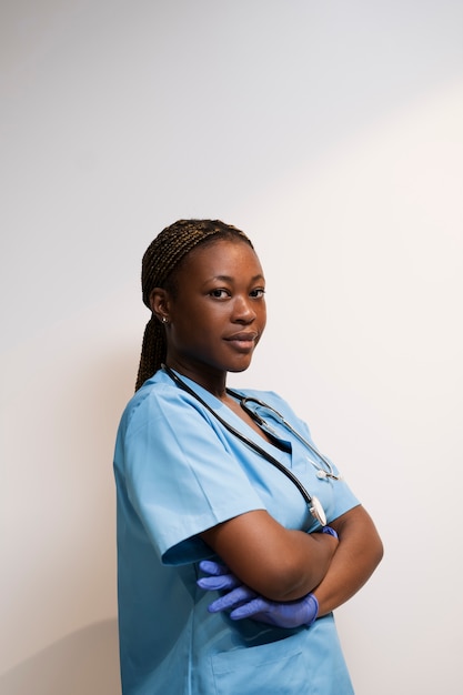 Portret van verpleegster in scrubs in de kliniek