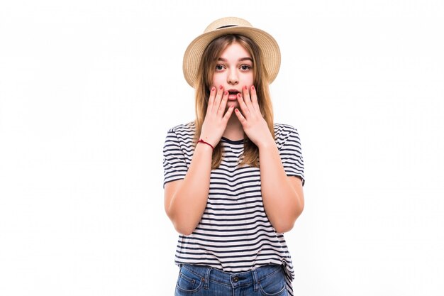 Portret van verrast mooie vrouw die haar hoofd in verbazing en met open mond over witte muur