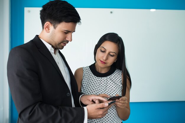 Portret van vertrouwen in zakelijke partners uitwisselen van contacten