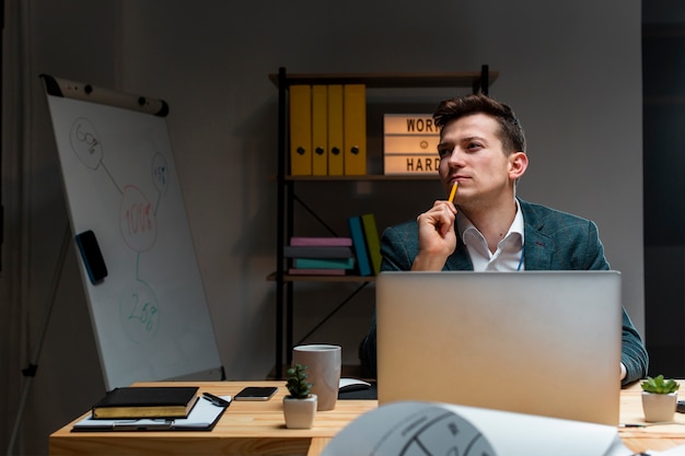 Portret van volwassen man aan het werk 's nachts