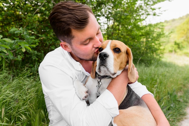 Gratis foto portret van volwassen man knuffelen zijn beste vriend