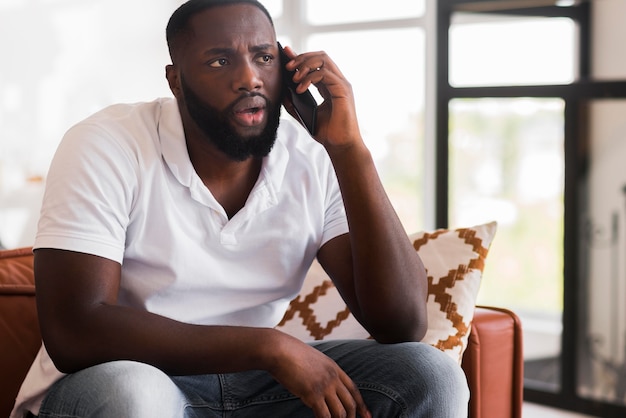 Portret van volwassen man praten aan de telefoon