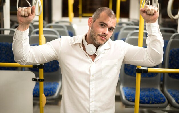 Portret van volwassen mannelijke rijden bus