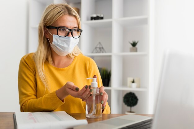 Gratis foto portret van volwassen vrouw die gezichtsmasker draagt