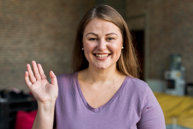 Gratis foto portret van volwassen vrouw lachend