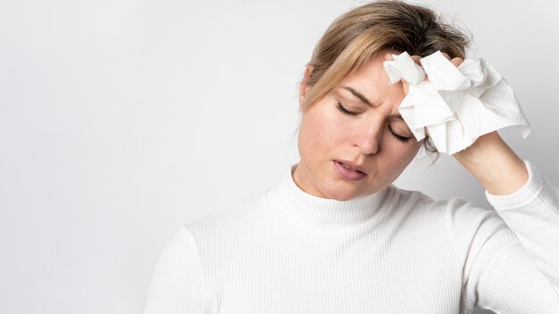 Portret van volwassen vrouw met koortssymptoom