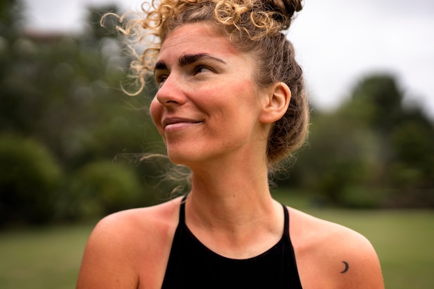 Portret van volwassen vrouw met zonnebrandhuid