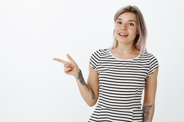 Portret van vriendelijke blonde meisje poseren in de studio