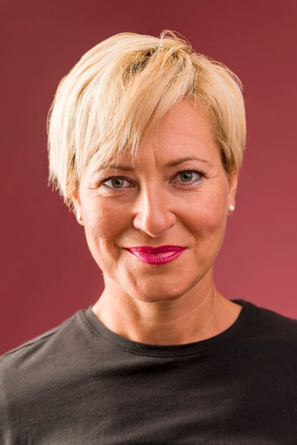 Portret van vriendelijke vrouw van middelbare leeftijd