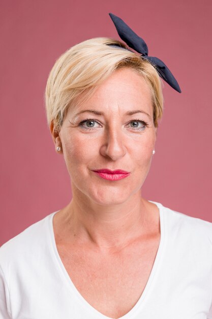 Portret van vriendelijke vrouw van middelbare leeftijd