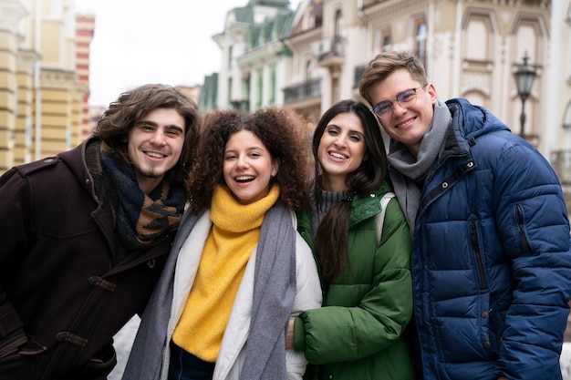 Gratis foto portret van vrienden die samen een geweldige tijd hebben