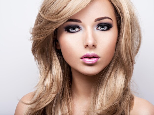 Portret van vrij aantrekkelijke jonge vrouw met lichte make-up. Prachtig bruin haar.