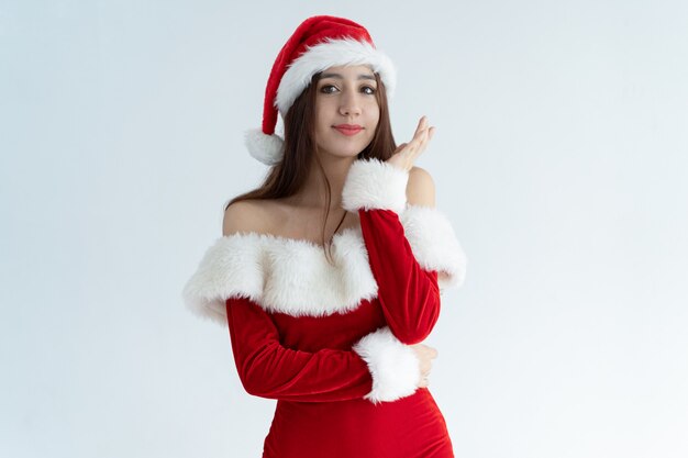 Portret van vrij jong glimlachend meisje die de kleding van de Kerstman dragen