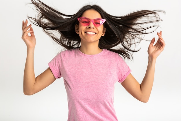 Portret van vrij lachende emotionele vrouw in roze shirt en stijlvolle zonnebril, witte tanden, positief poseren geïsoleerd, lang haar