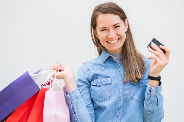 Portret van vrouw blij met bestelde producten