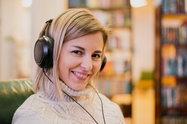 Portret van vrouw die hoofdtelefoons draagt