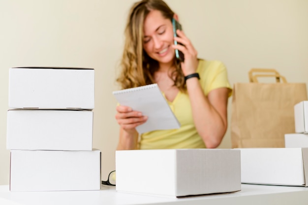 Portret van vrouw die op de telefoon opdracht geeft