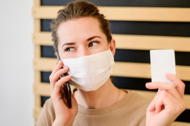 Portret van vrouw die op de telefoon opdracht geeft