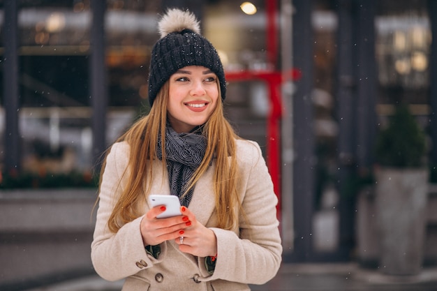 Portret van vrouw die op telefoon in de straat spreken