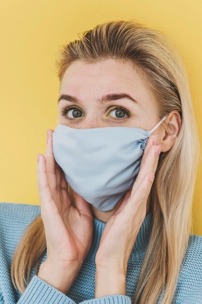 Portret van vrouw die textielmasker draagt