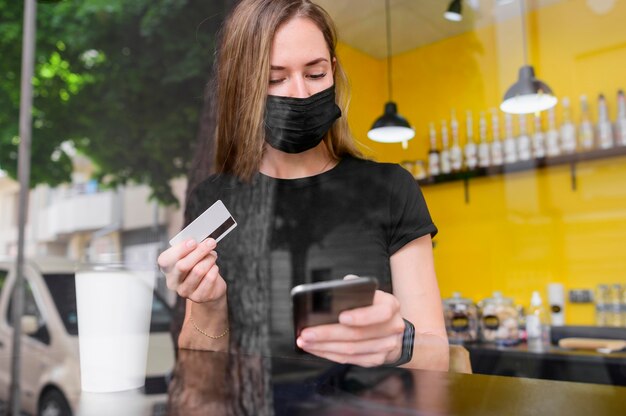 Portret van vrouw klaar online te bestellen