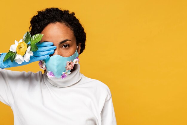 Portret van vrouw met bloemenhandschoenen en exemplaarruimte