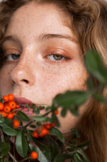 Gratis foto portret van vrouw met boom en fruit