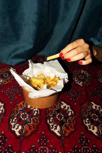 Gratis foto portret van vrouw met een heerlijk gerecht van poutine