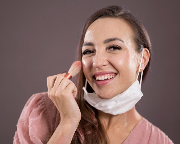 Portret van vrouw met gezichtsmasker concept