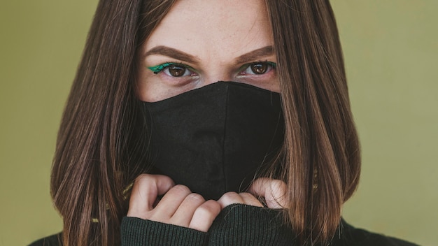 Portret van vrouw met gezichtsmasker en samenstelling