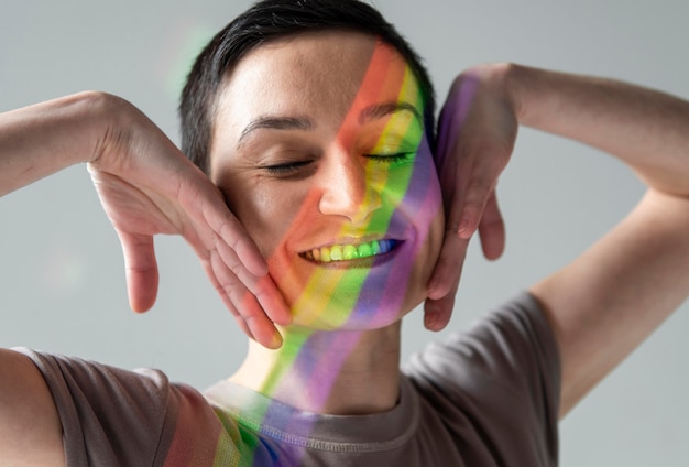 Gratis foto portret van vrouw met lgbt-symbool