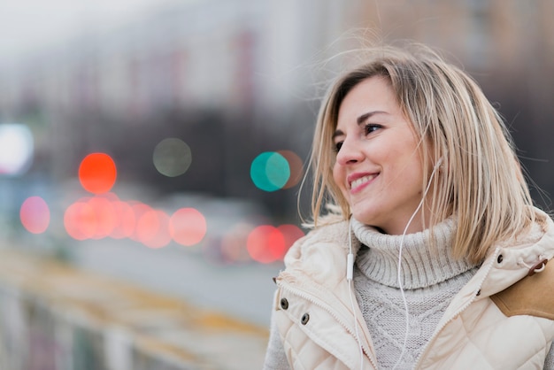 Portret van vrouw met oortelefoons