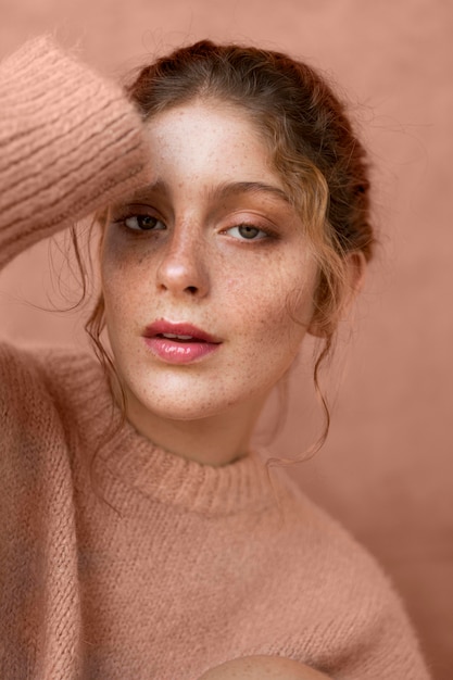 Gratis foto portret van vrouw met roze sweater