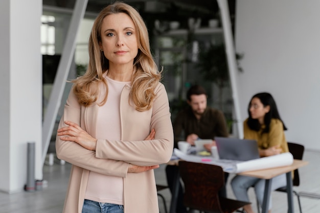 Portret van vrouw poseren naast haar collega's