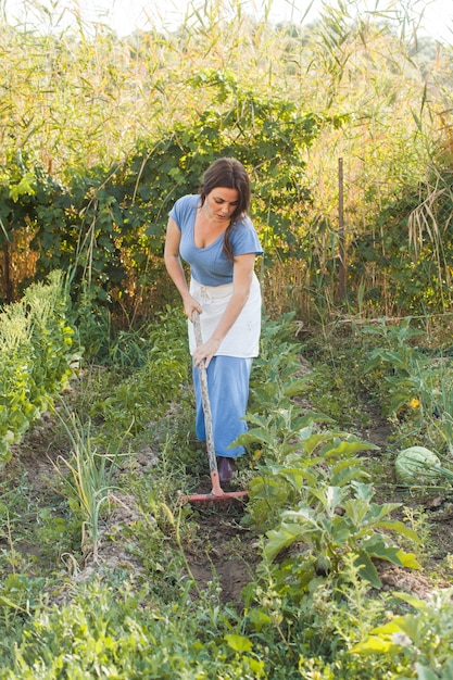 Portret van vrouw rekken in het veld